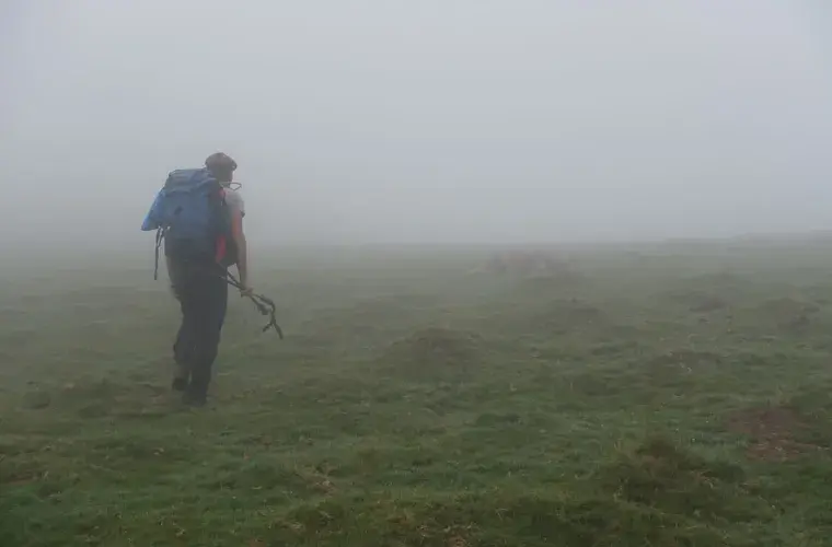 marche dans la brume